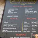 Prima di varcare la soglia ci soffermiamo sul menu affisso all�ingresso, tra i pochi del centro storico non ancora tradotto in inglese, dove prodotti tipici come rape o ricotta forte spiccano sugli altri ingredienti
